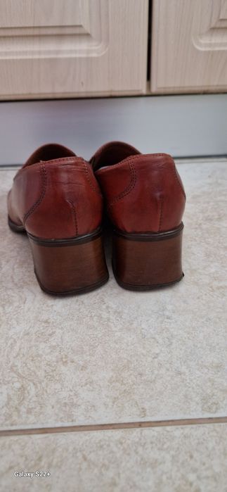 Pantofi din piele , marime 37