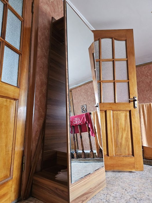 Напольное зеркало, трюмо