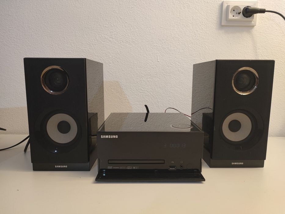 Sistem audio Samsung MM DG 35 cu radio citeste USB CD DVD MP3 JPEG