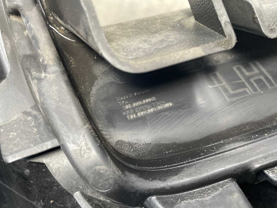 Grila bara fata stanga Vw Touareg CR7 cod 760853665E