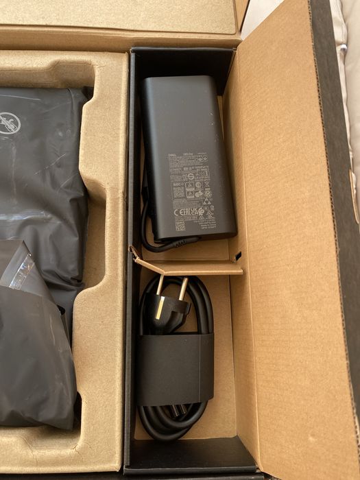 Продавам лаптоп Dell  чисто нов