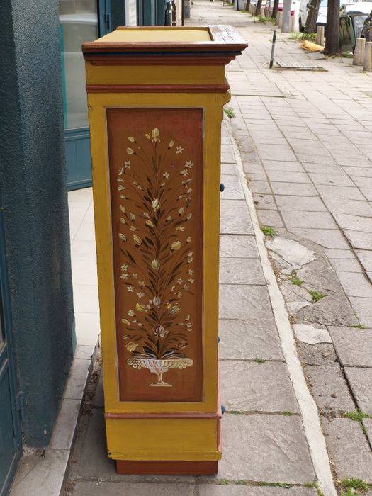 Стара реставрирана дървена витрина