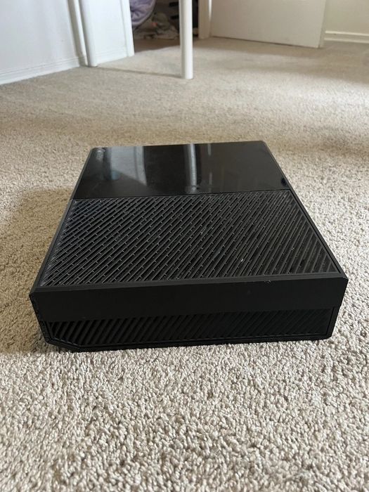Xbox One 500gb в хорошем состоянии