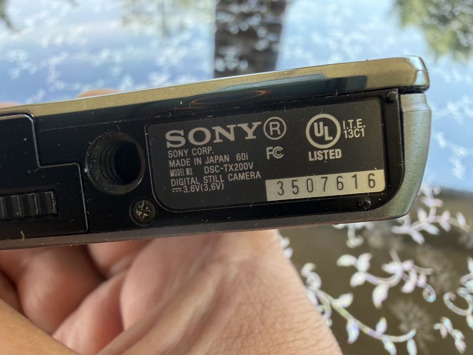 Aparat foto  CYBER-SHOT TX200v are GPS.   WIFII