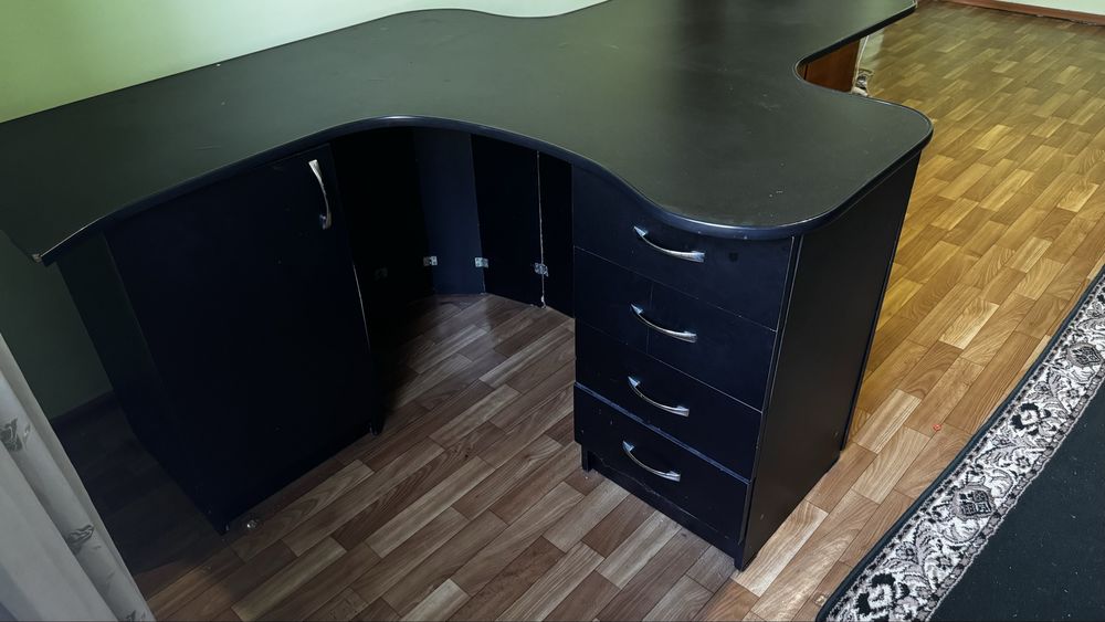 Офисный шкаф и стол