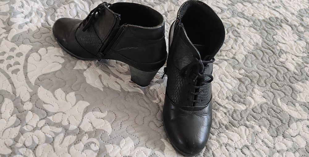 Боти с връзки и цип