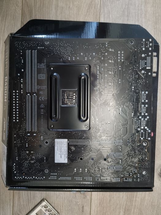 Placa de baza AM4 B450 Asus si Gigabyte