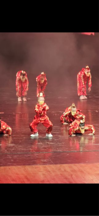 Групповые танцевальные костюмы