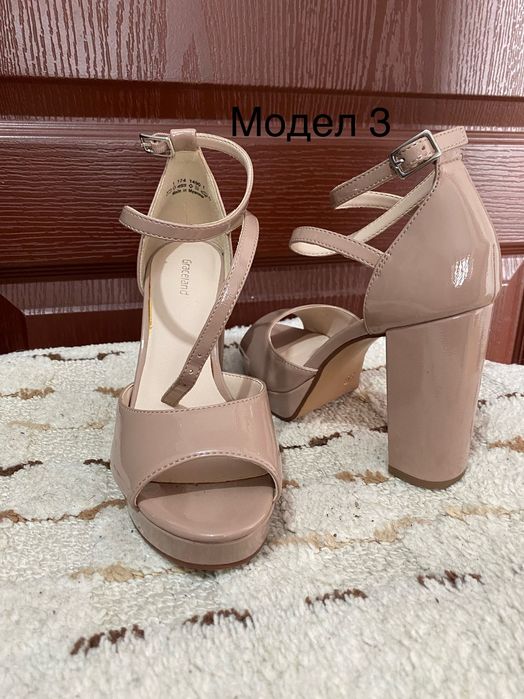 Различни модели обувки на висок ток или платформа