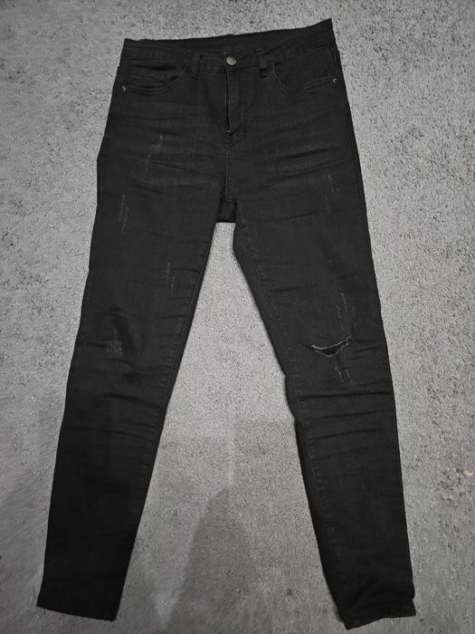 Blugi negri marca Shein.