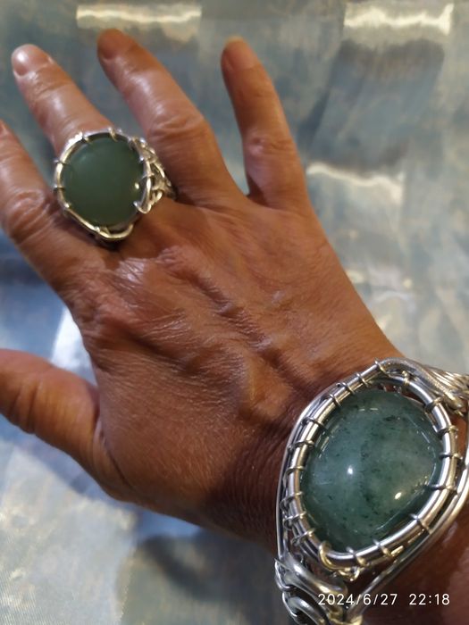 Ръчно изработени гривни от естествени кристали и бижутерска тел.