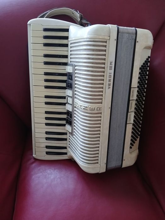 Vind acordeon hohner Verdi 3M cu 120 de basi