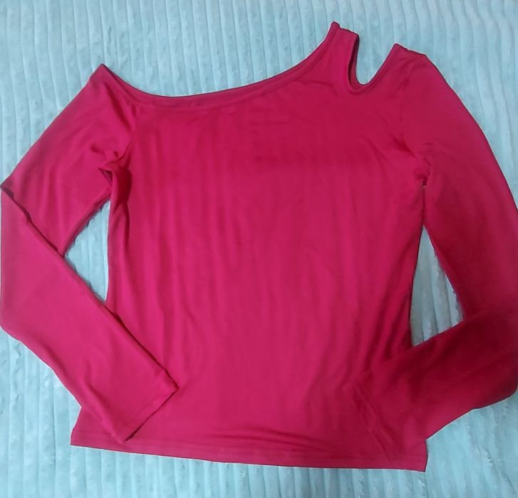 Продам лонгслив с красивым вырезом