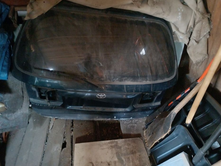 Задняя дверь багажника Toyota Caldina
