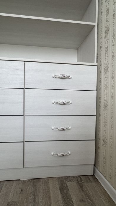 Продам шкаф белый универсальный