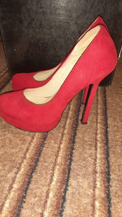 Продам туфли красные