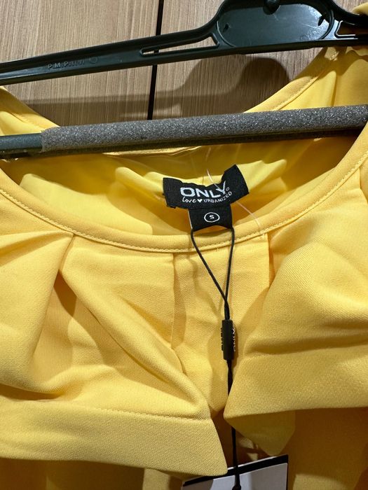 Малка жълта рокля