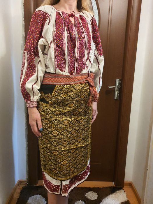Costum national  țesut manual cu o vechime de aproximativ 60 ani nou