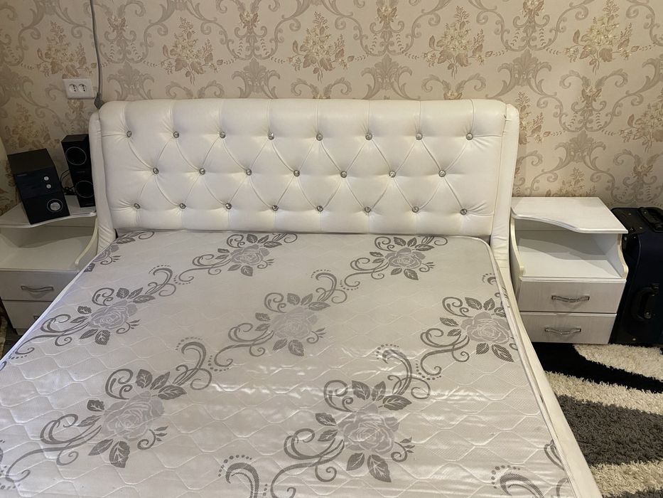 Продам двухспальную кровать, изголовье экокожа, с двумя тумбами