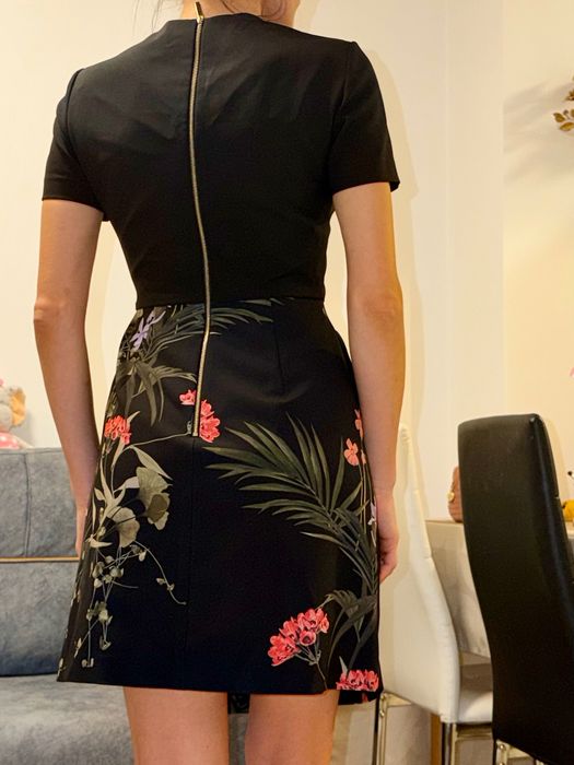 Рокля Ted Baker в черно с цветя