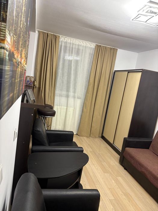 Inchiriez apartament la mansarda.