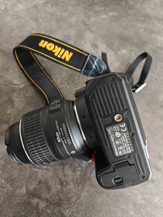 Nikon D3000 DSLR с обектив 18-55mm + чанта, батерия и зарядно