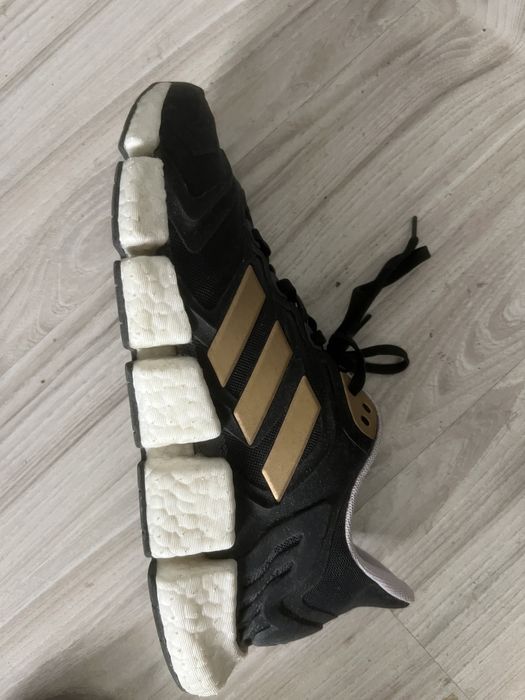 Adidas climalight.Изключително подходящ модел за летните жеги.Идеално проветрив и омркотем модел с буст пяна за амортизация