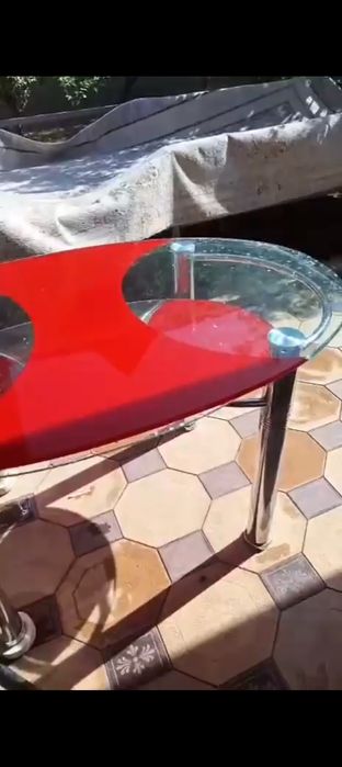 Стеклянный стол.