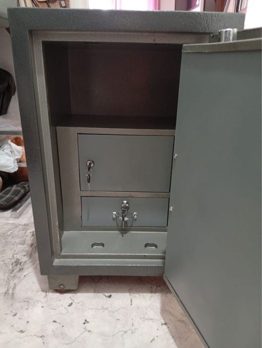 Сейф двух секционный, огнеупорный, противоударный