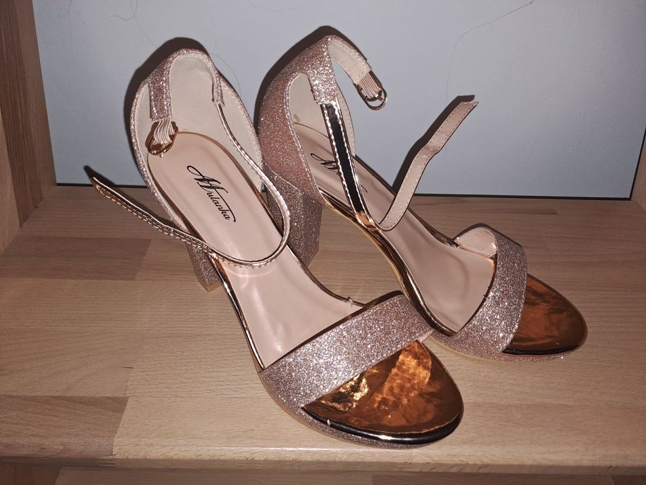 Sandale roz prafuit marimea 37-38