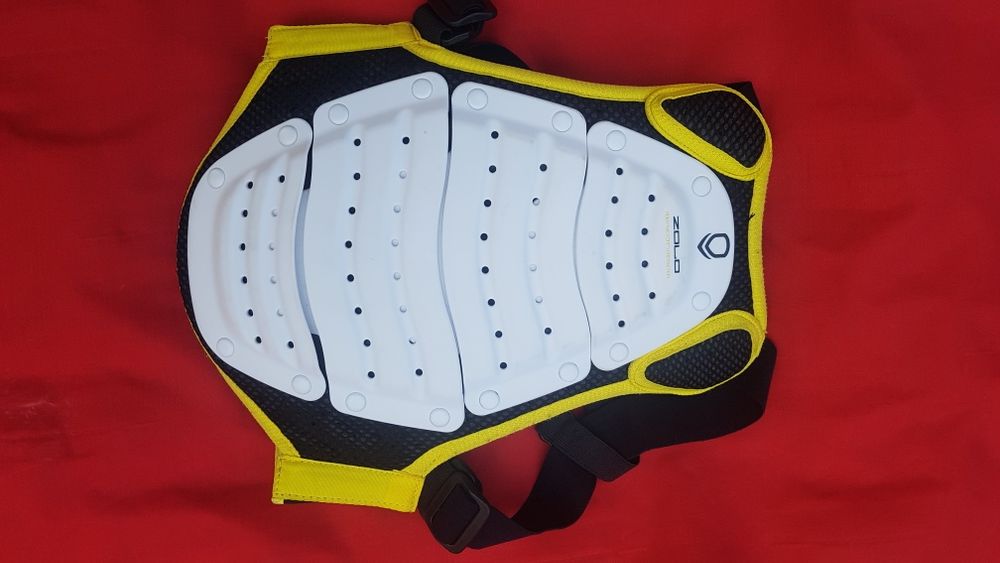 Pantaloni piele, geci, casca, manusi moto, motociclist