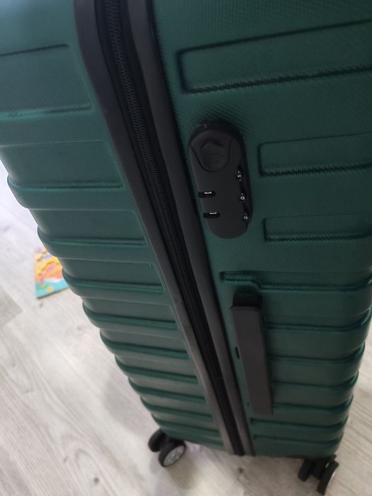 Продам чемодан новый большой!