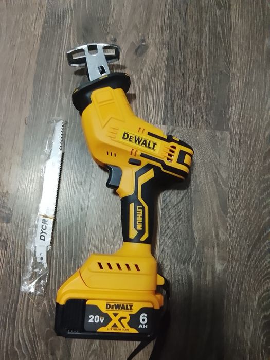 Fierestrău sabie DeWalt cu o baterie de 6 a