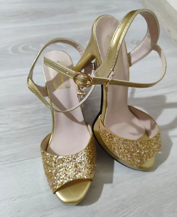 Pantofi noi aurii nr 35