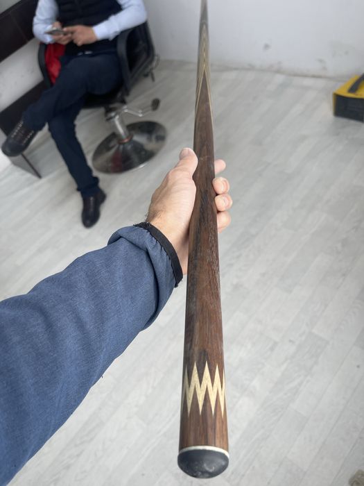 кии бильярдный.