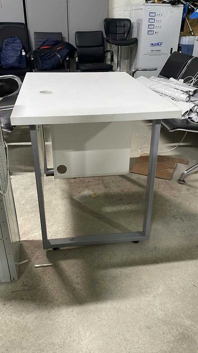 Стол с полкой для работы
