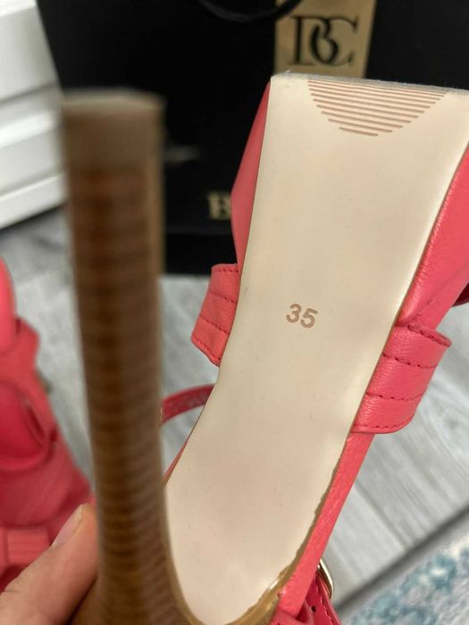 Продам новые босоножки