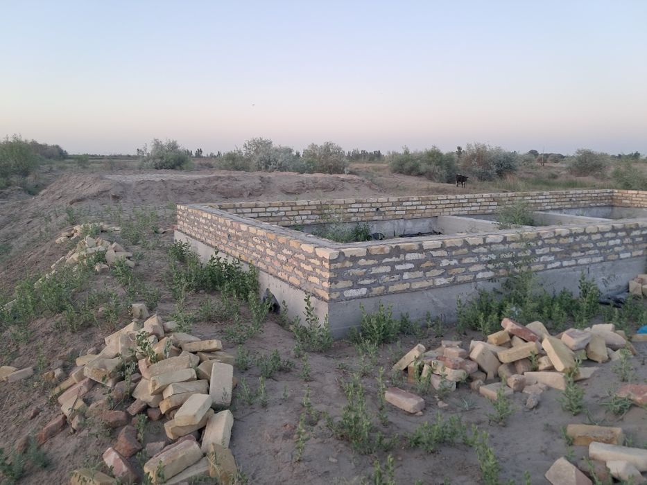 Жой урни сотилоди 400 кв