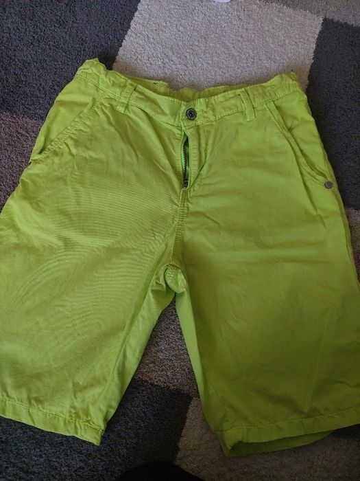Къси панталони и блуза