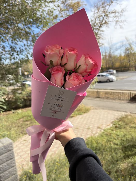 С открыткой и доставкой по городу