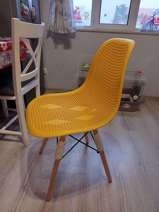 Шест броя нови трапезни столове