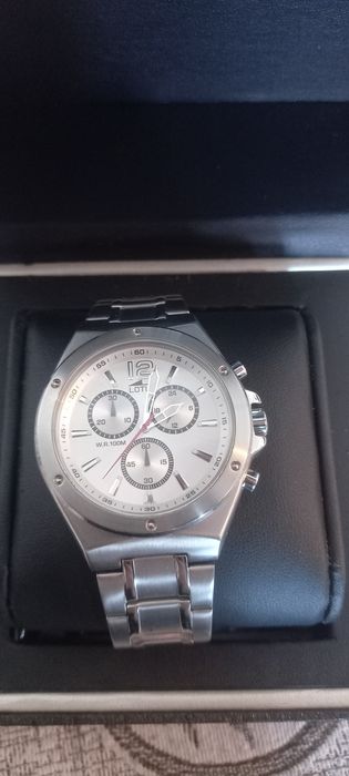 Продам часы новые Lotus