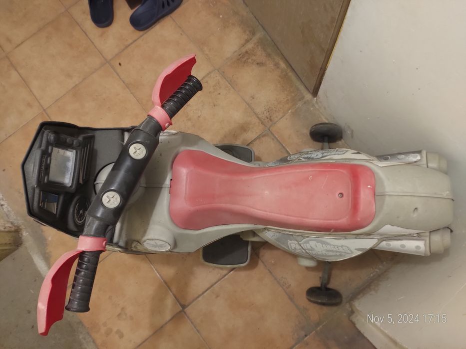 Детско акумулаторно моторче