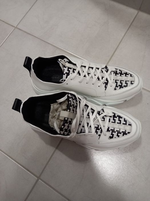 Чисто нови мъжки спортни обувки от естествена кожа.