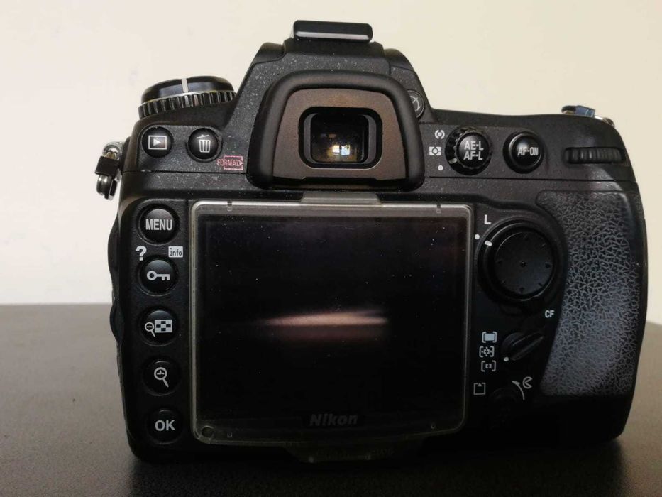 Nikon D300 cu grip MB-D10 atasat 2 000 lei