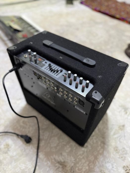 Комбоусилитель профициональный Behringer