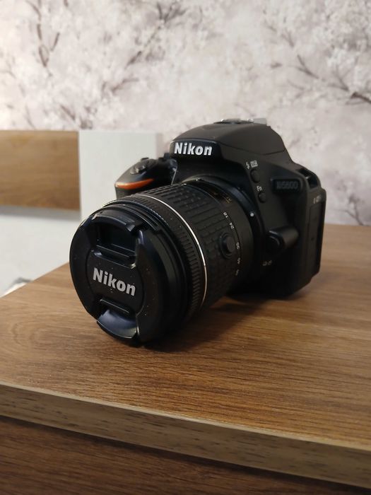 Nikon D5600 с обектив 18-55мм на 1700 кадъра
