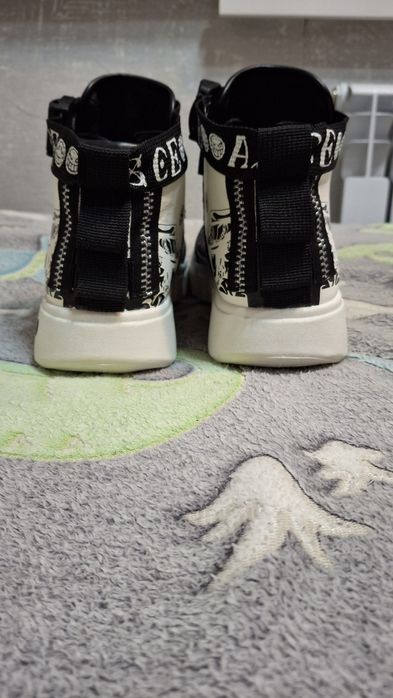 Кроссовки новые.