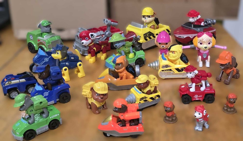 ЛОТ Пес Патрул - над 10 превозни средства + 20 фигурки Paw Patrol