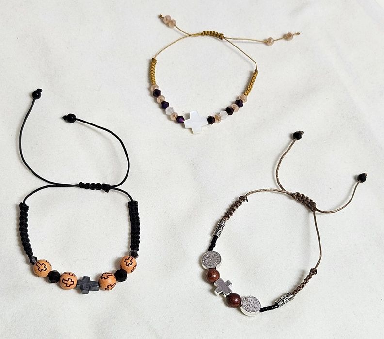 Brățări cu simboluri religioase – credință purtată cu tine